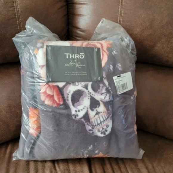 Thro- Skull Throw Blanket - Picture 3 of 4